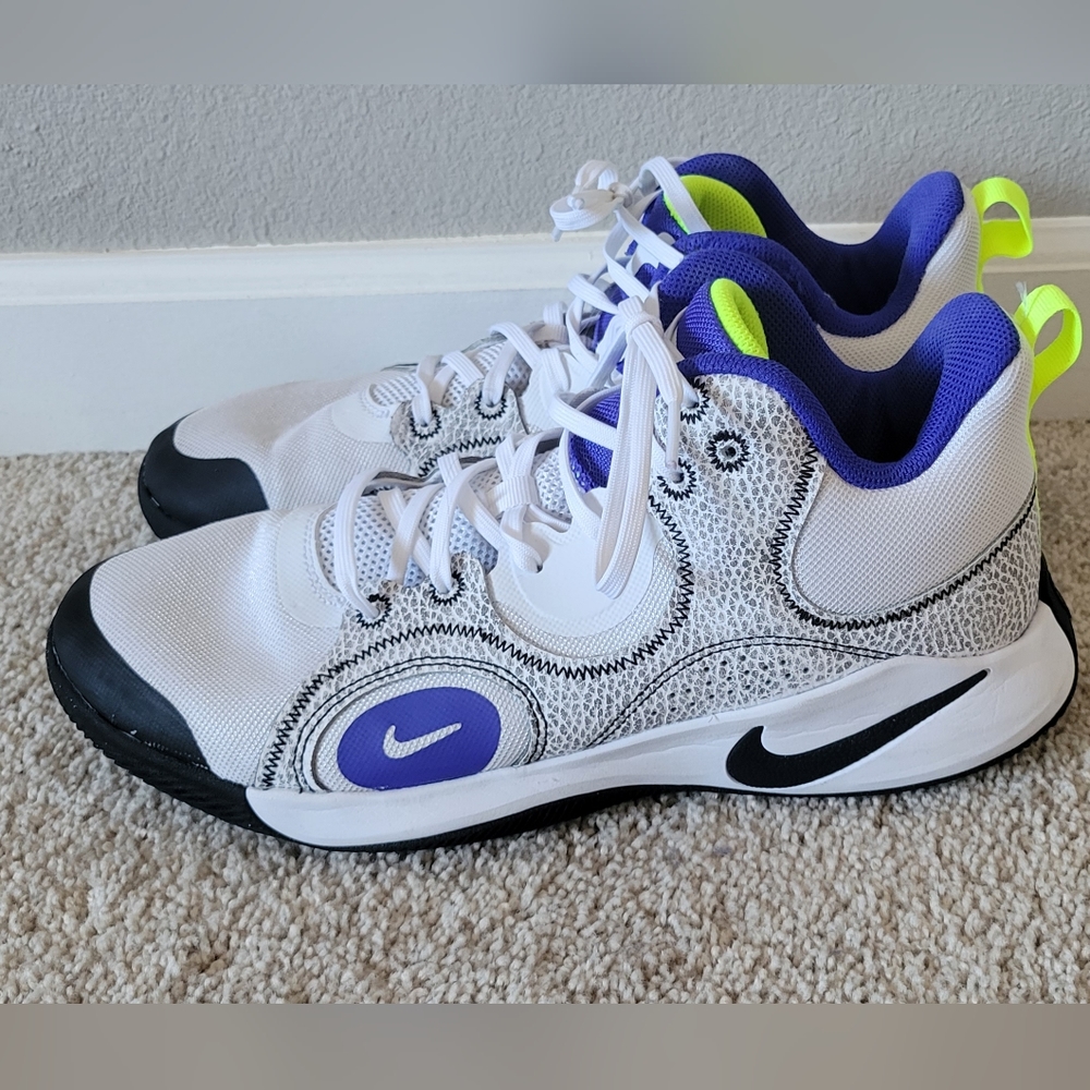 Nike Kyrie FlyTrap Basketball Shoe